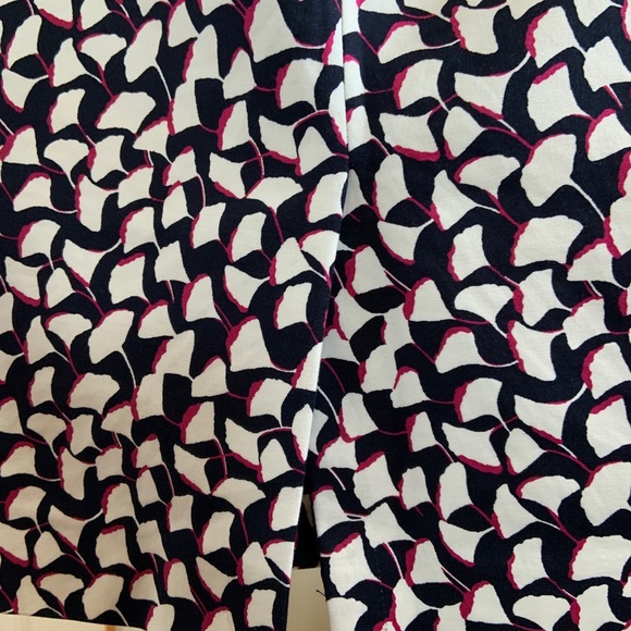 Fully lined Ann Taylor pencil skirt. Worn once. Size 8. Falls to knee. - Picture 2 of 5